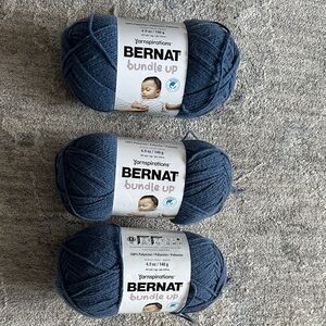 Bernat bundle up yarn
Color: Beluga
Size 4.9 oz each
Lot of 3 
NWT
